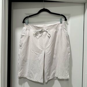 Lululemon Men's Large White T.H.E. Short Lined 9” Shorts